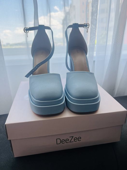 Сини обувки на висок дебел ток DeeZee