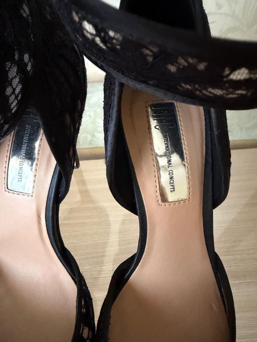 Стильные кружевные туфли