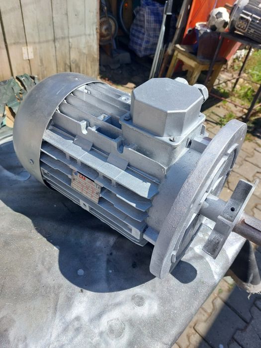 Vând motor trifazic cu flanșe de  4.5 KW  roti de 940