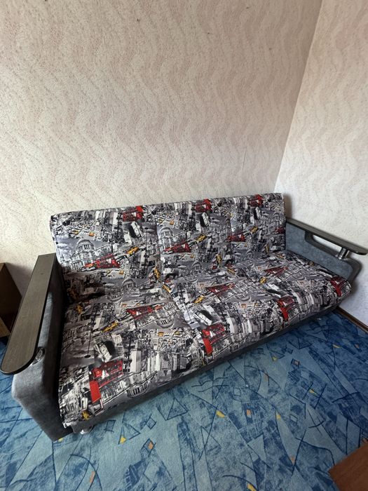 Срочно продам диван в отличном состоянии