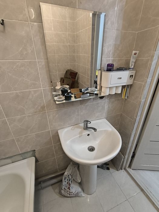 Раковина, смеситель, зеркало