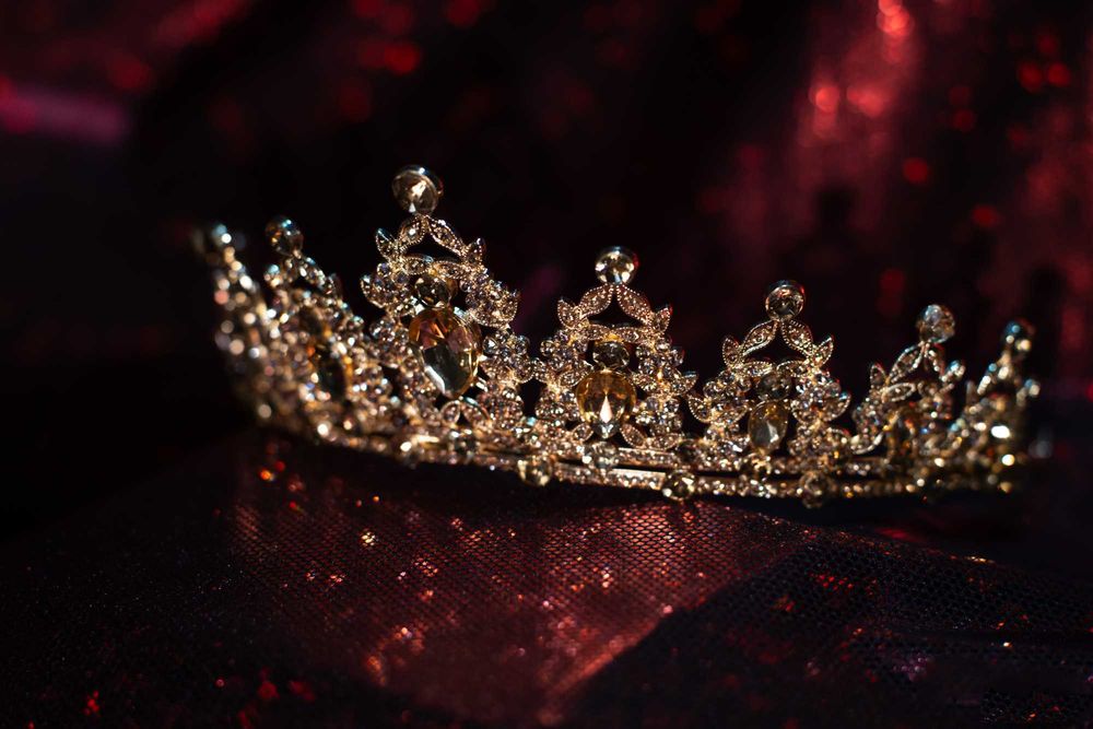 Диадема золотистого цвета с желтыми кристаллами. Доставка включена