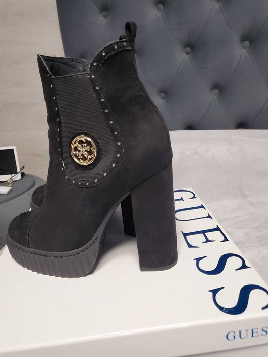 Дамски боти и ботуши на марката Guess 39 номер