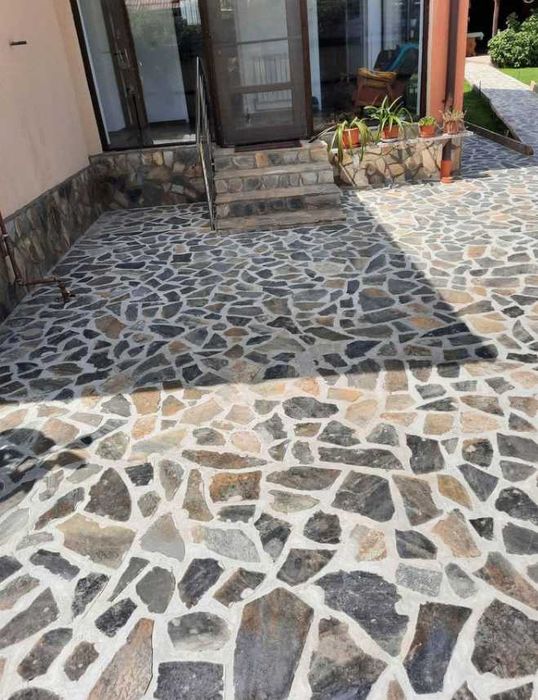 Piatră Naturală Decorativă pentru Spații Exterioare