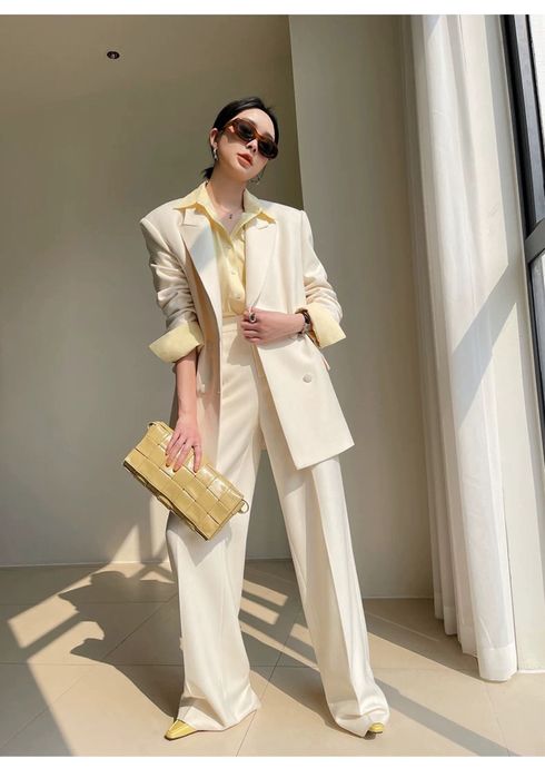 Женский брючный костюм