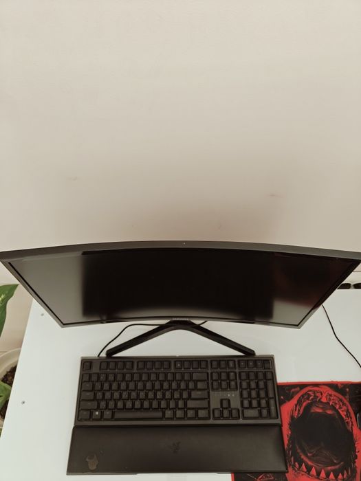 Настолен компютър + извит монитор + RGB клавиатура