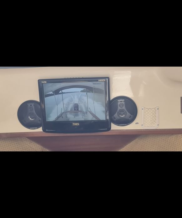 Ansamblu Quicksilver 640 Weekend cu motor Verado 225 cp si peridoc