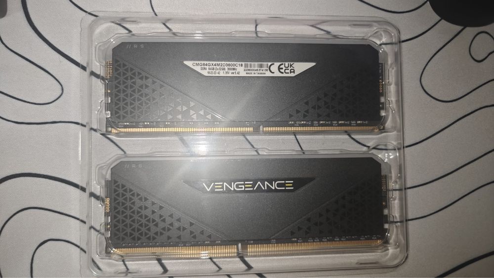 Memorie CORSAIR Vengeance RGB, 64GB (2x32GB) DDR4, 3600MHz CL18