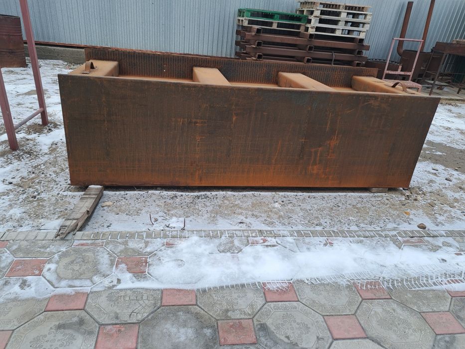 Стол из толстого металла