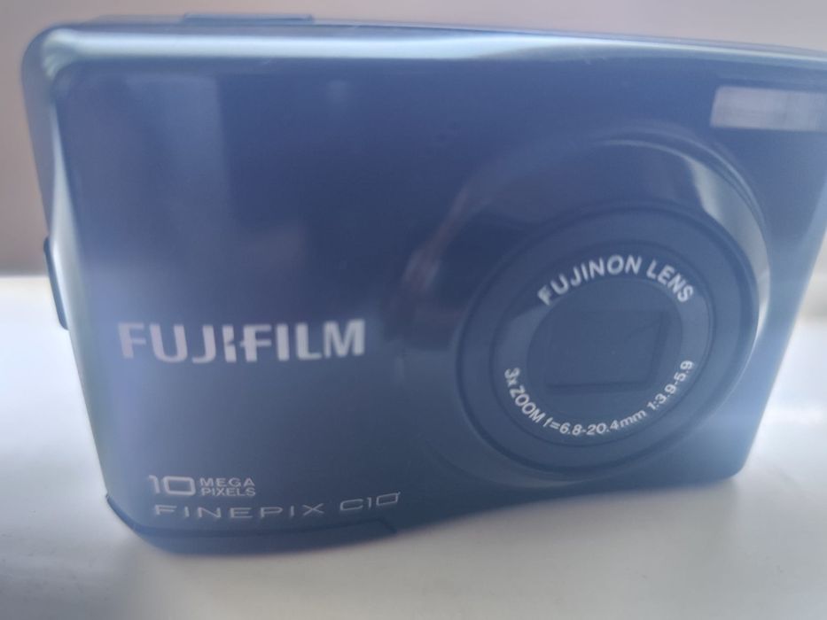 Vând aparat foto Fujifilm.