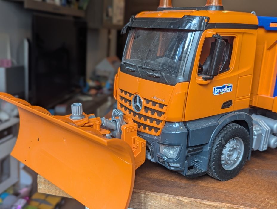 Camion Bruder Mercedes Arocs Deszapezire sau Bena cu Macara 1:16