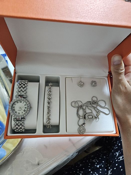 Абсолютно новый набор украшений