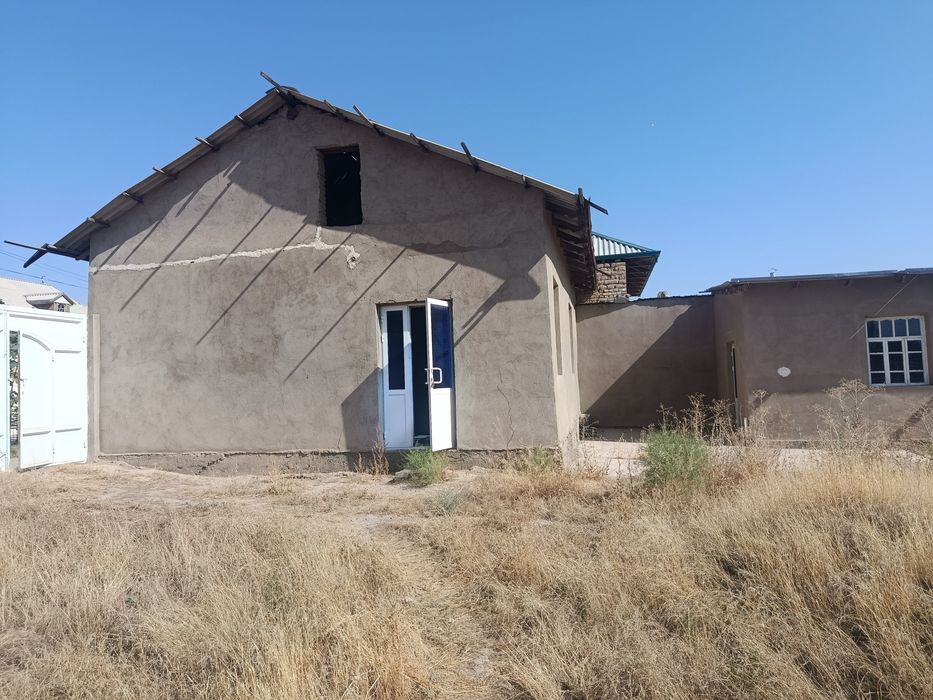 Hovli sotiladi srochno