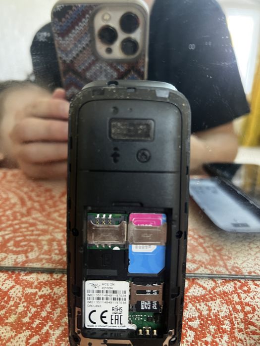 Продаются простой сотовый телефон.