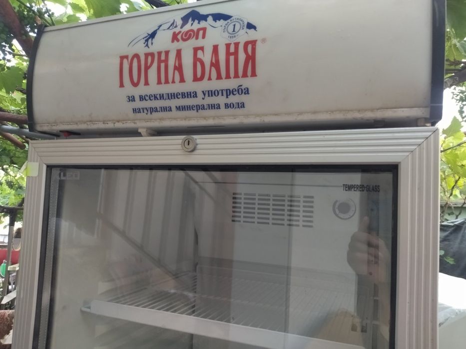 Хладилна витрина вертикална