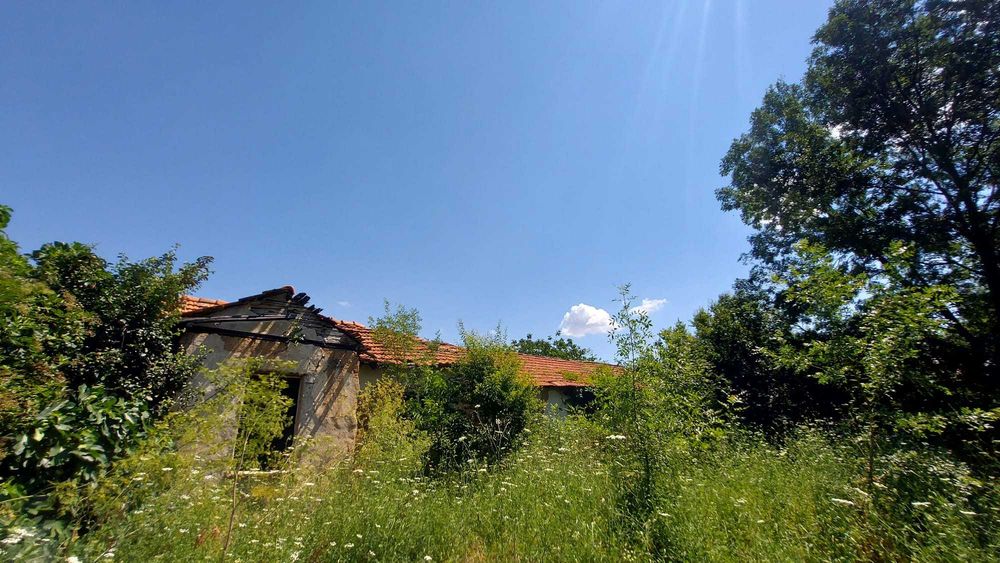 Стара къща с парцел разположена в с. Славяново, област Хасково