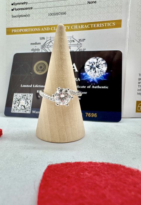 Сребърен пръстен с мойсанит (диамант) 1 катат