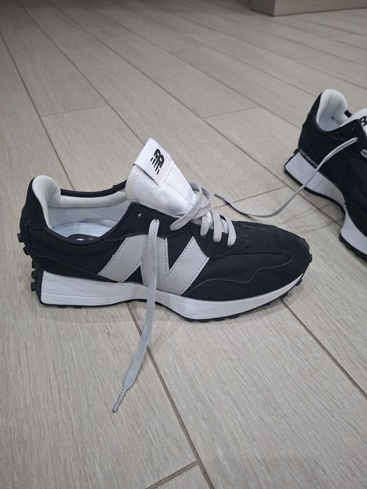 Vând o pereche de sneakerși New Balance 327