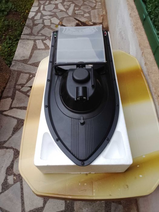 Продавам лодка за захранка+сонар.Цена 250 евро.