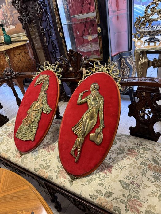 Doua tablouri - bronz in relief pe catifea rosie