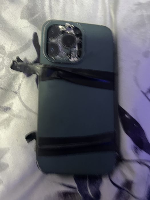 Iphone 13 pro putin zgariat pe spate impecabil baterie nou