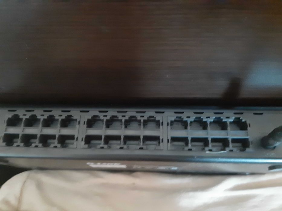 Продавам 24 портов суич