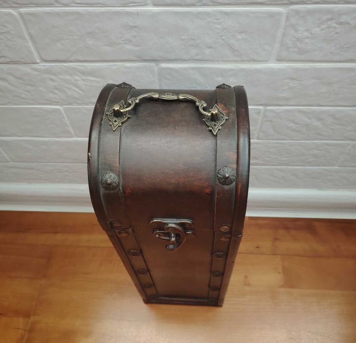 Ретро дървена кутия за бутилка вино или уиски