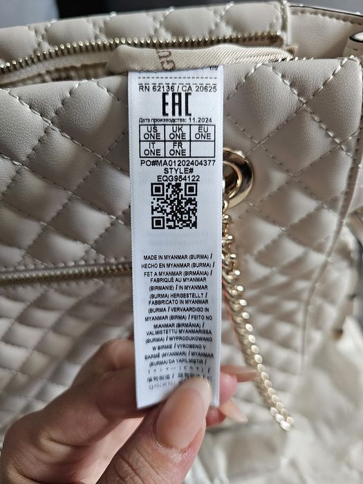 Geanta GUESS ECO Rianee Stone, Noua
Este noua, nefolosita, cu ambalaje