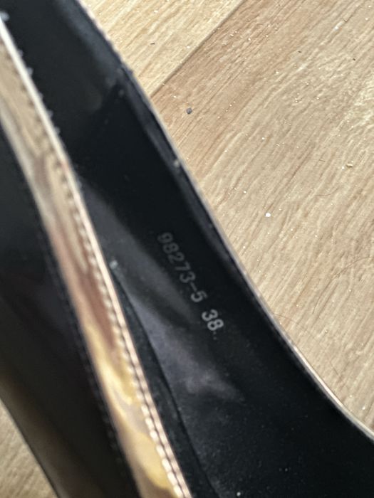 Стилетo с черен и златист цвят