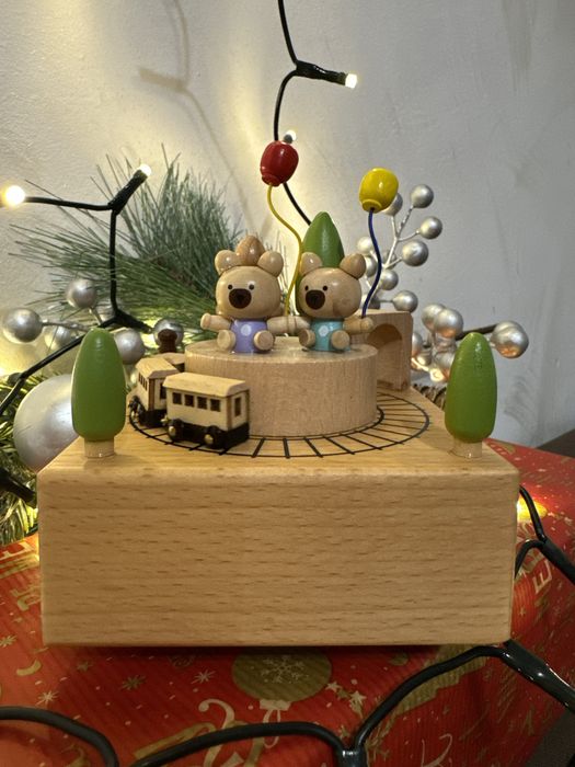 Дървена,музикална кутия. Идеален подарък.