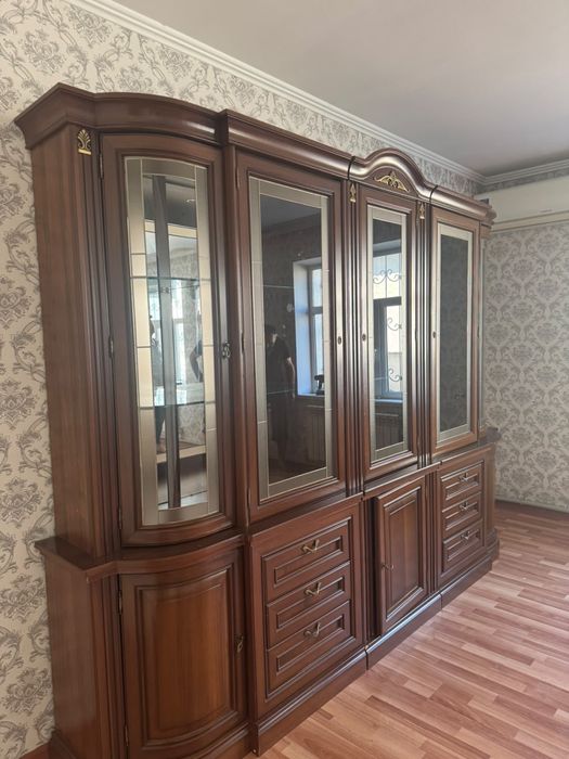 Витрина/Сервант с зеркалами в отличном состояний