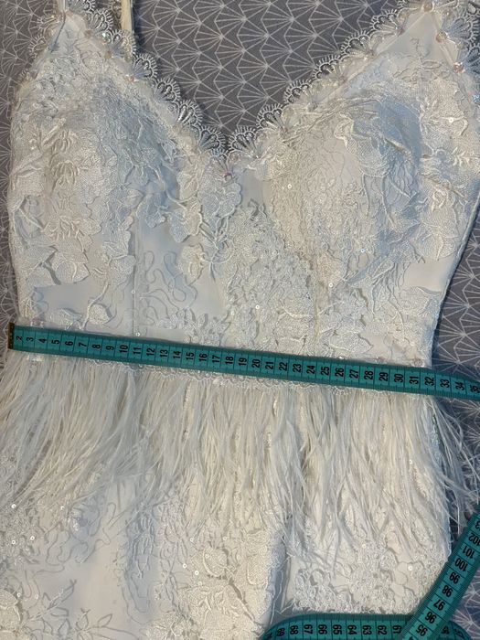 Rochie alba eleganta cu pene si dantela