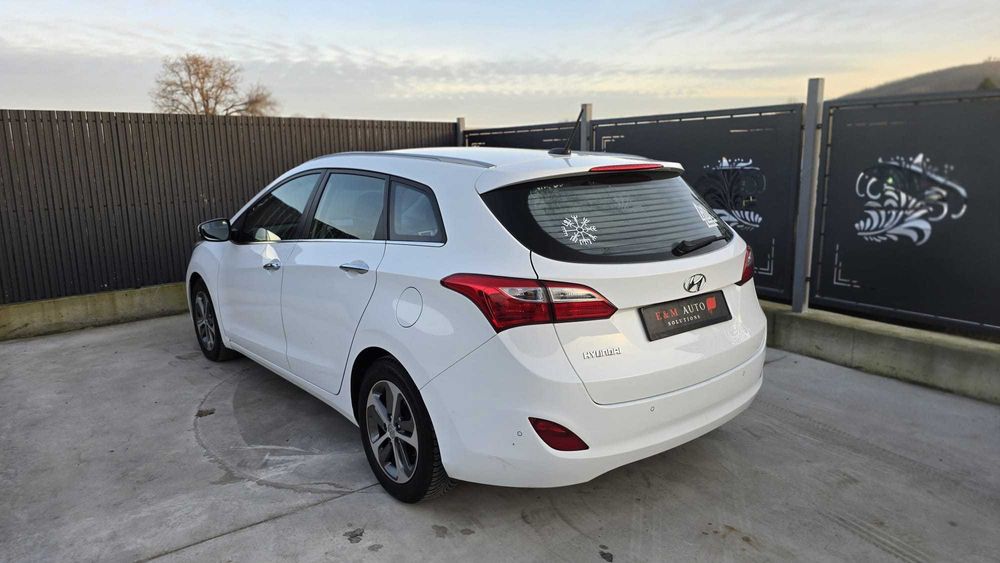 Hyundai i30 blue 1.6 CRDi YES! Gold