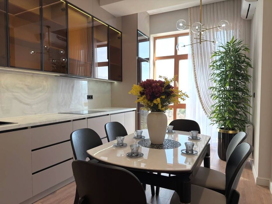 Сдам СРОЧНО  роскошную 3х ком кв-ру в ЖК NRG Oybek ор-р метро Айбек Р5