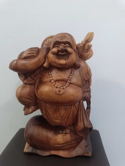 Голяма скулптора от дърво Буда