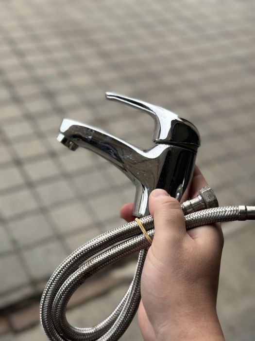 Душове за баня и смесители за мивки