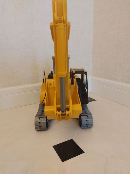 Экскаватор CAT от Bruder в идеальном состоянии