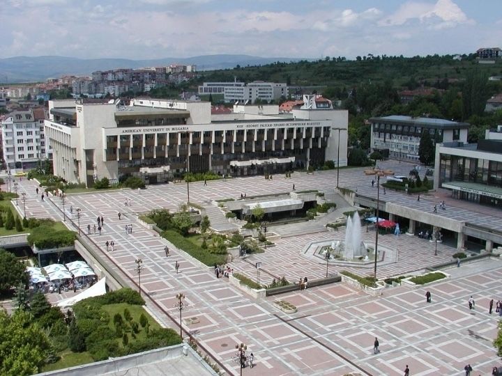 Продавам място със згради(Благоевград)