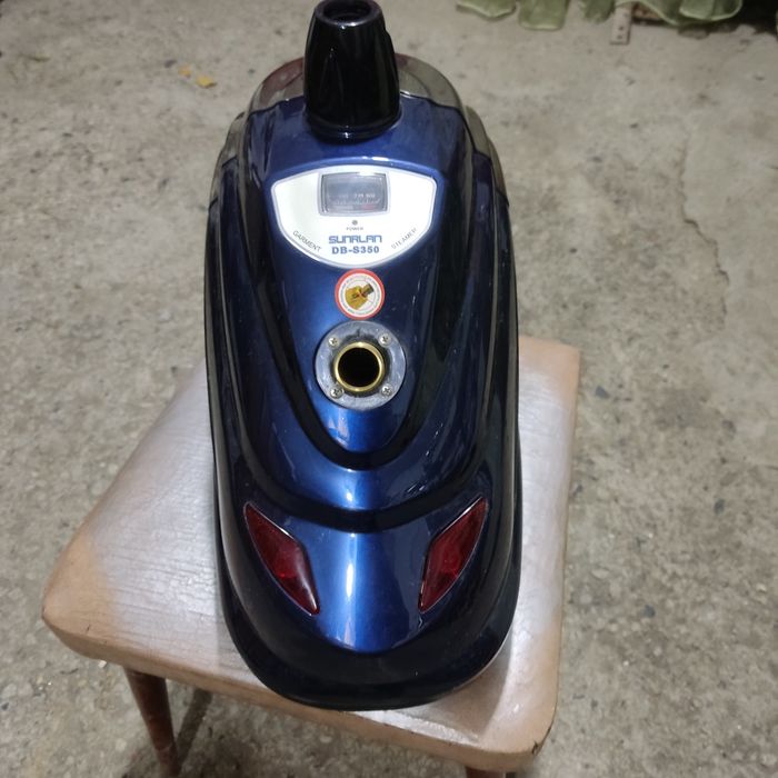 Продам паровой утюг почти новый.