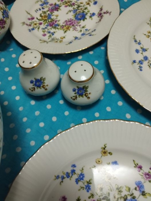 Продам столовый сервиз,посуда