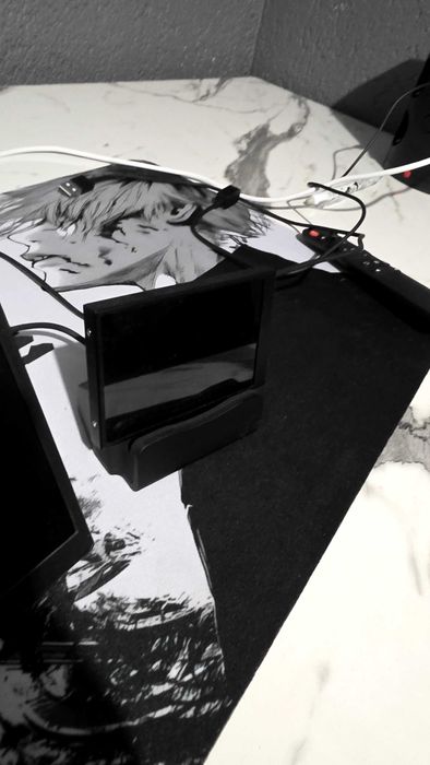 Продавам два малки монитора