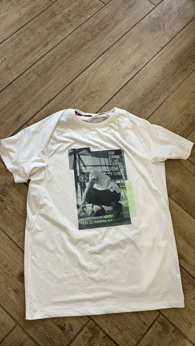 Бяла тениска от материя против изпотяване