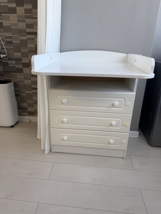 Пеленальный стол и кроватка детская