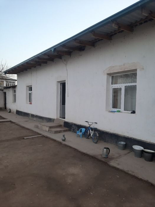 11 sotxli va 8 xonali uy sotiladi