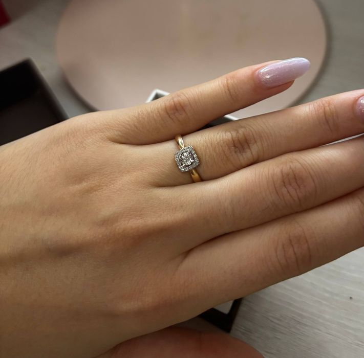 Кольцо с бриллиантом