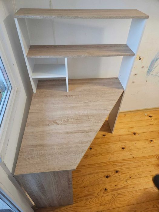 Ъглово бюро с рафтове