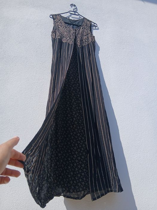 Rochie Maxi Neagră cu Detalii Aurii – Stil Boho Chic