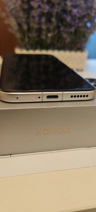 Vând honor magic 8 pro cu garanție 2 ani plus asigurare