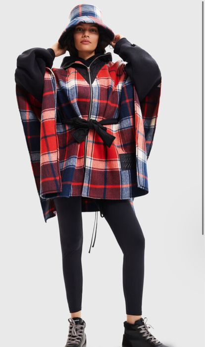 Desigual пончо чисто ново