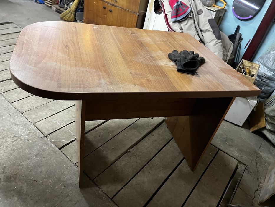 Продам стол добротный